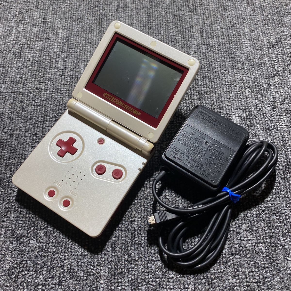 大流行中! ゲームボーイアドバンスSP ファミコンカラー 充電器付き