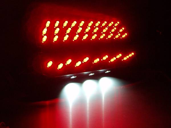 *XJR400R / XJR1300用 　LEDテールランプユニット Y8-B_ユニットのみの発光写真です。