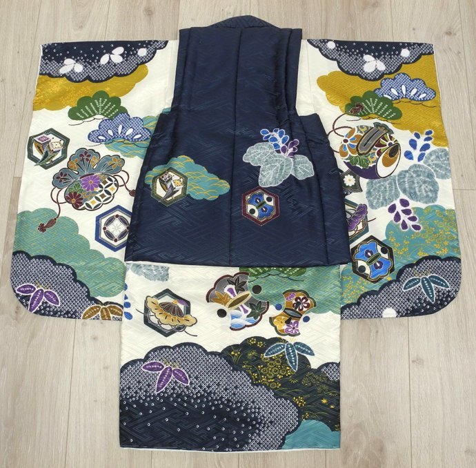 七五三　新作　高級3歳男の子着物（被布コート）セット◆刺繍入り 濃紺色系/古典柄 鼓◆ｄ8392_画像5