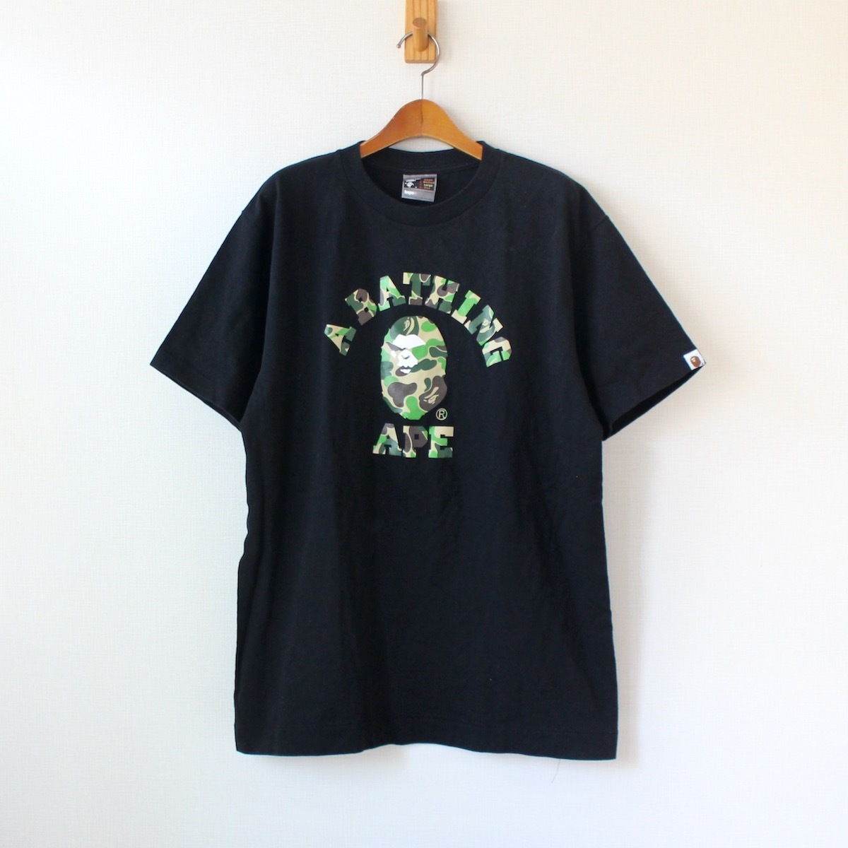 a bathing ape アベイシングエイプ Tシャツ グリーンエイプカモのカレッジロゴ 怒りサル 日本製 黒 L （w-1140）