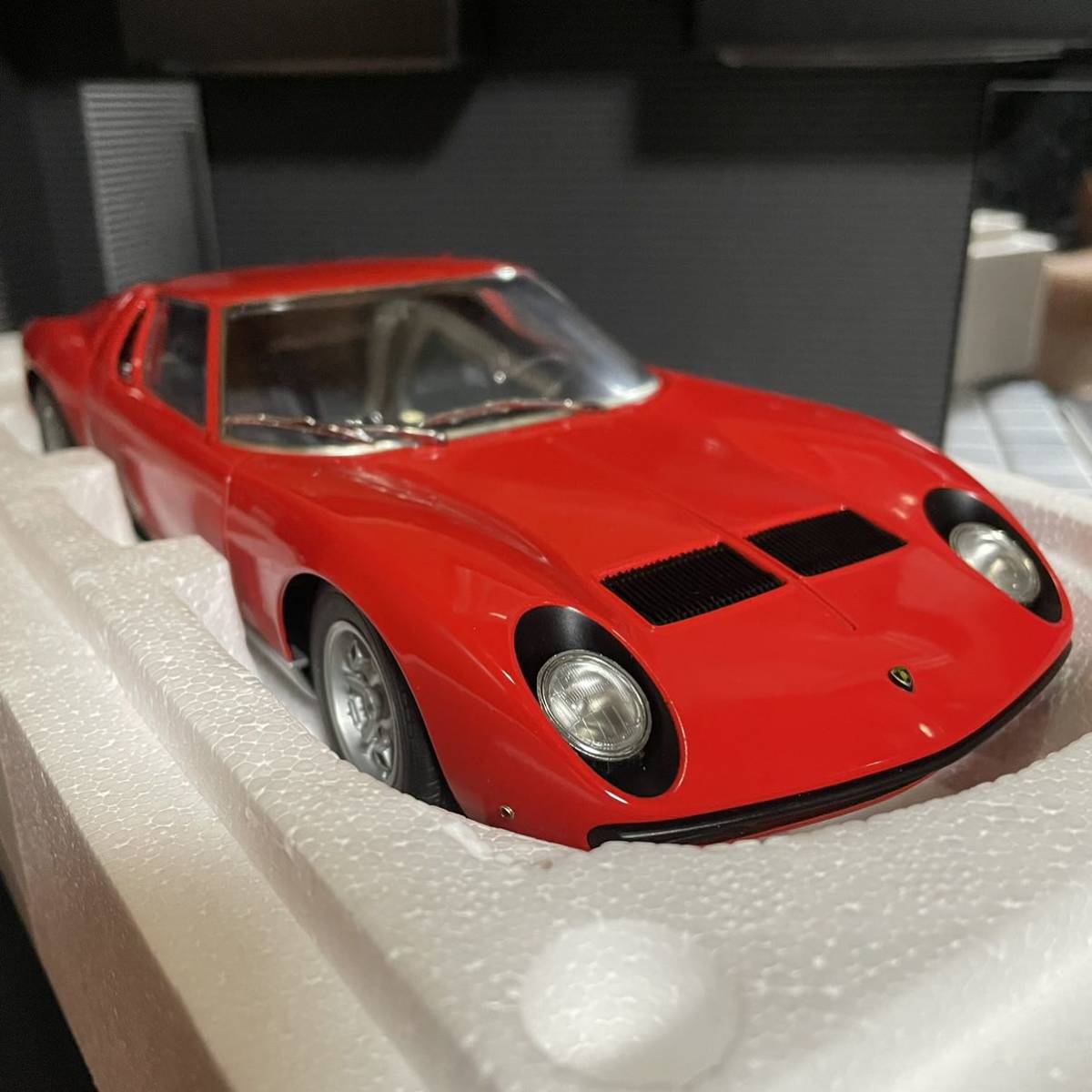 未展示品 オートアート 1/18 ランボルギーニ ミウラ SV レッドの画像1