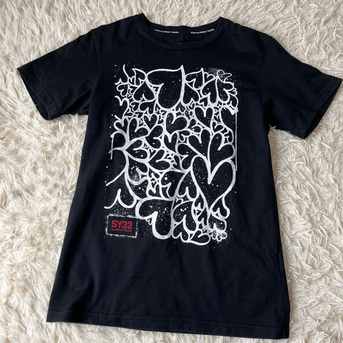 SY32 by SWEET YEARS  ハート柄プリント  半袖Tシャツ  ブラック　Sサイズ