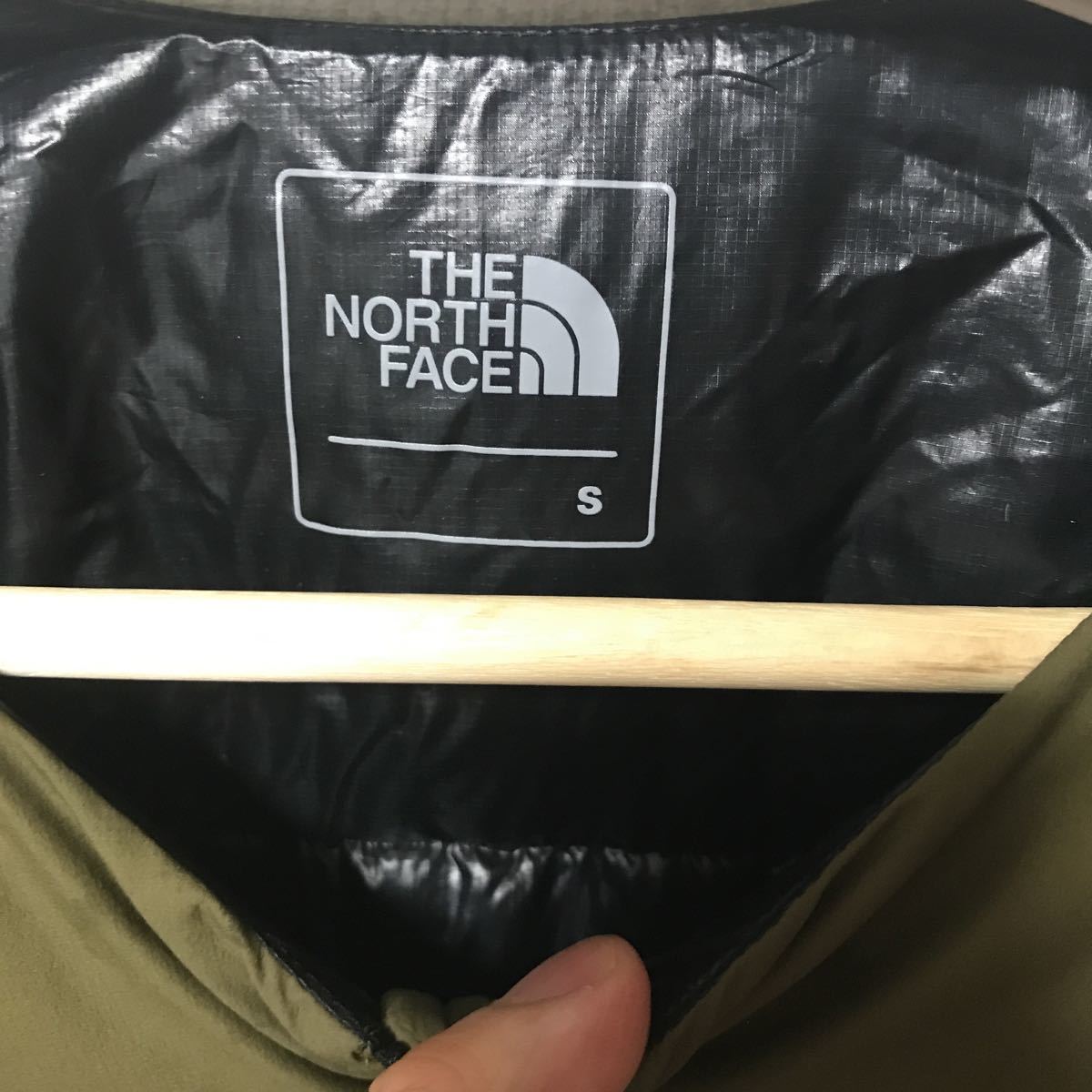 送料込　洗濯乾燥済　THE NORTH FACE サンダーラウンドネックジャケット 　NY81713 メンズSサイズ　カーキ色