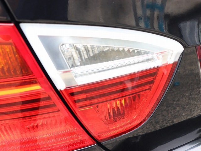 BMW 320i セダン E90 3シリーズ 08年 VA20 左フィニッシャーランプ/テールランプ内側 (在庫No:513391) (7449)_画像2