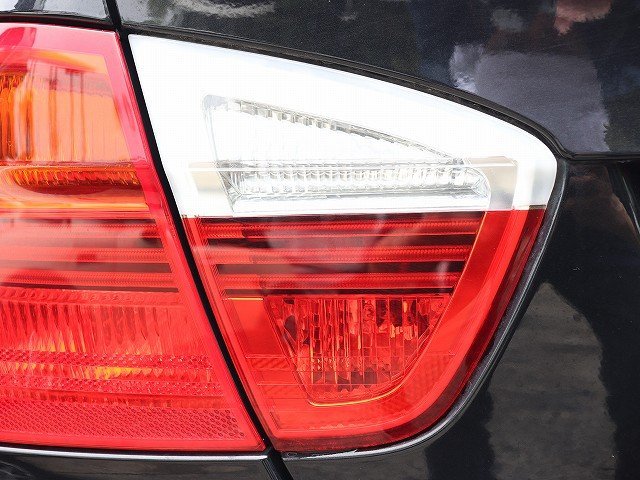 BMW 320i セダン E90 3シリーズ 08年 VA20 左フィニッシャーランプ/テールランプ内側 (在庫No:513391) (7449)_画像1