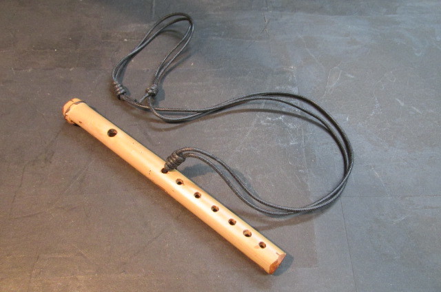 . бамбук .. лаковый поперечная флейта подвеска ( чёрный шнур )