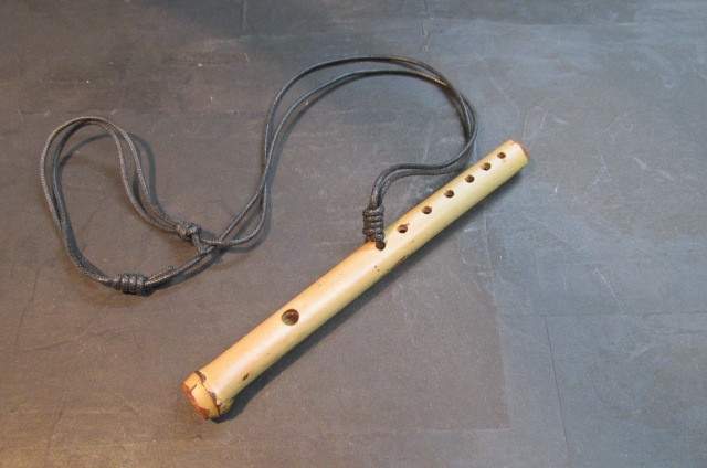 . бамбук .. лаковый поперечная флейта подвеска ( чёрный шнур )