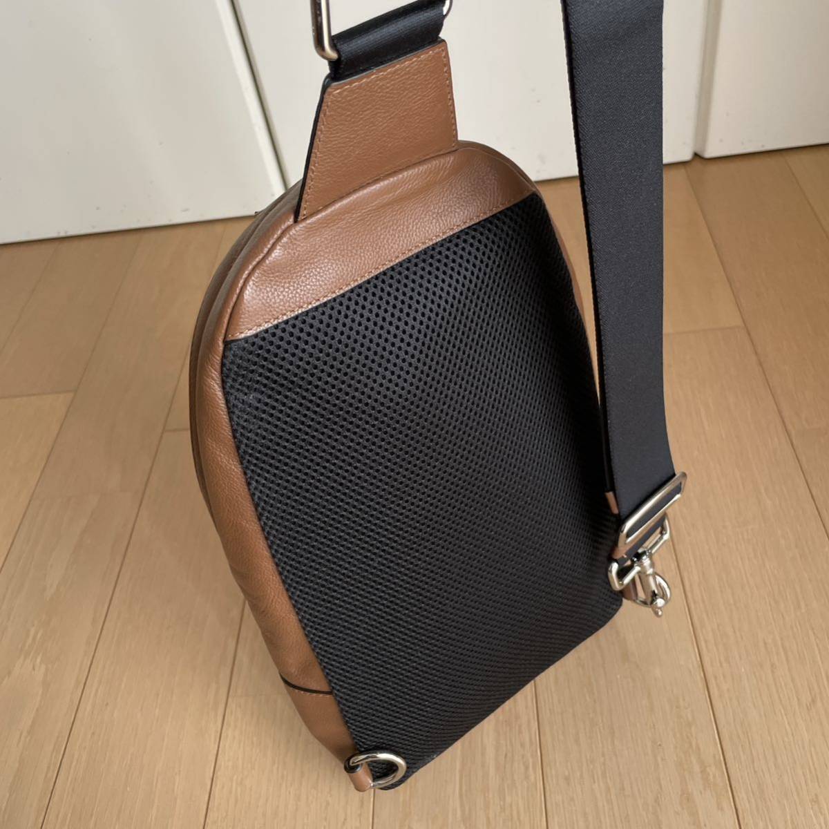 気質アップ 最終価格 COACHコーチF54770スムースレザーボディバッグ