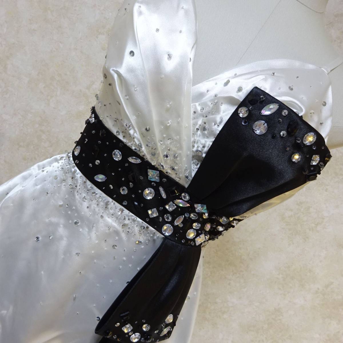 新品タグ スワロウテイル Swallowtail ドレス サイズ7 S ホワイト ブラック ひざ上丈 胸パッド 白 黒 フリル ビジュー リボン ワンピ B-605_画像7