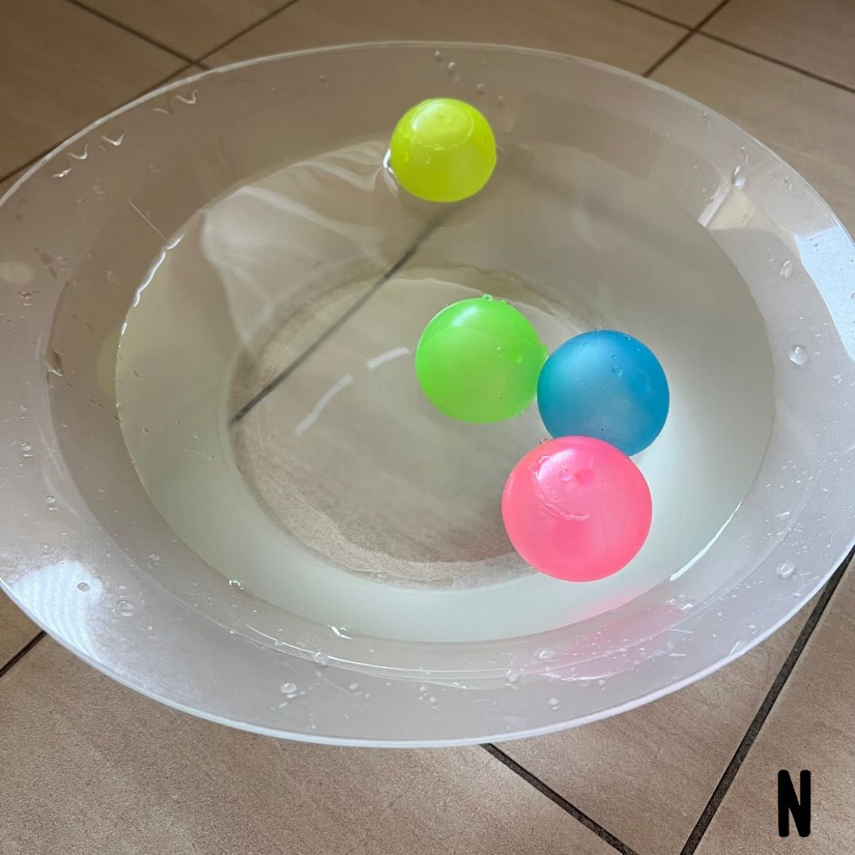 スティッキーボール　4個セット　蓄光型　ボール　発光　おもちゃ　おうち時間　水