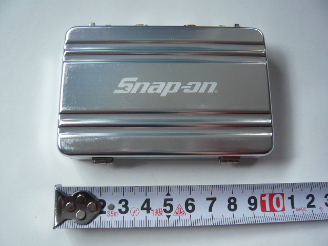 ☆Snap-on☆スナップオン☆スーツケース型☆カード☆ホルダー☆名刺入れ☆約40枚収納☆アルミ製☆軽量☆シルバー☆_画像2