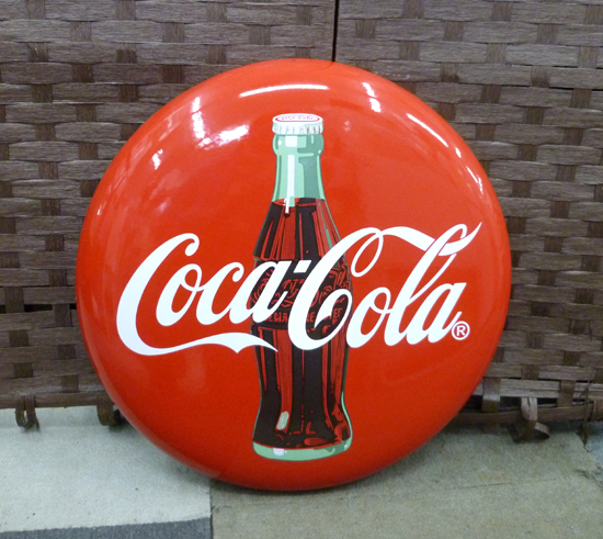 コカ・コーラ 丸看板 直径50cm 壁掛 コーラ瓶イラスト アメリカンダイナー 3Dボタンサイン Coka cola 札幌市 北20条店