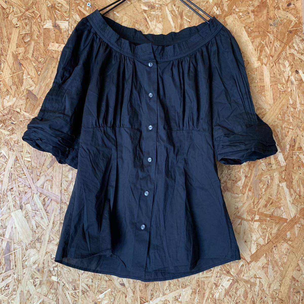 美品　ティラーベント　日本製　オフショルダーシャツ　シャツ　トップス　半袖オフショルダー　1830_画像1