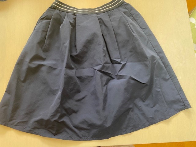 ユニクロ フレアスカート 濃紺 160ｃｍ ナイロン ウエストゴム 54ｃｍ ポケットの画像1