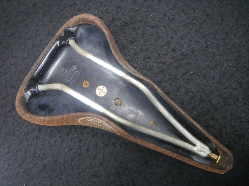 古い自転車のサドル saddle ランドナー スポルティーフ ロード 古い自転車のサドル saddle ランドナー スポルティーフ ロード