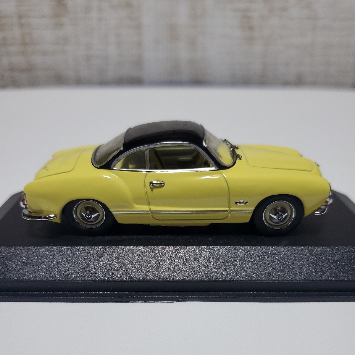 1/43 ミニチャンプス/Volkswagen Karmann Ghia Coupe 1957 Manilagelb・Schwarz/フォルクスワーゲン カルマンギア クーペ_画像3