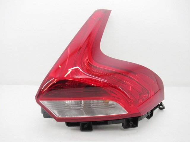 【売り切り】 ボルボ V40 MD MB 純正 右 LED テールランプ テールライト 【 31395845 】 (M083409)の画像1