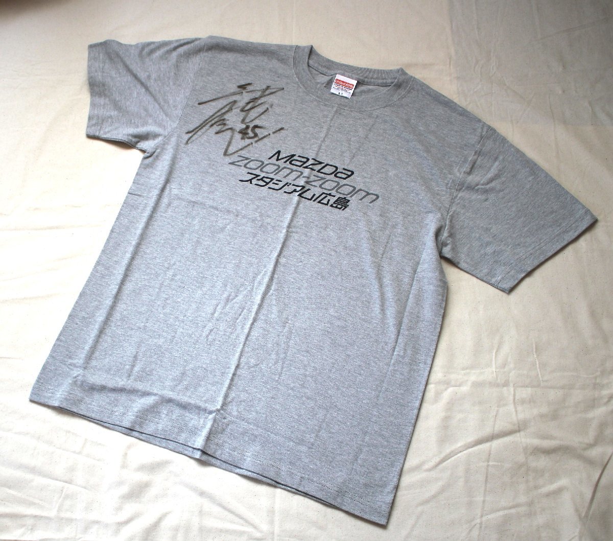 ◆送料無料！未使用品広島東洋カープ『MAZDA Zoom-Zoom Tシャツ松本高明サイン入*L*グレー*定価￥2.500』古着のgplus広島 2305s2_画像1