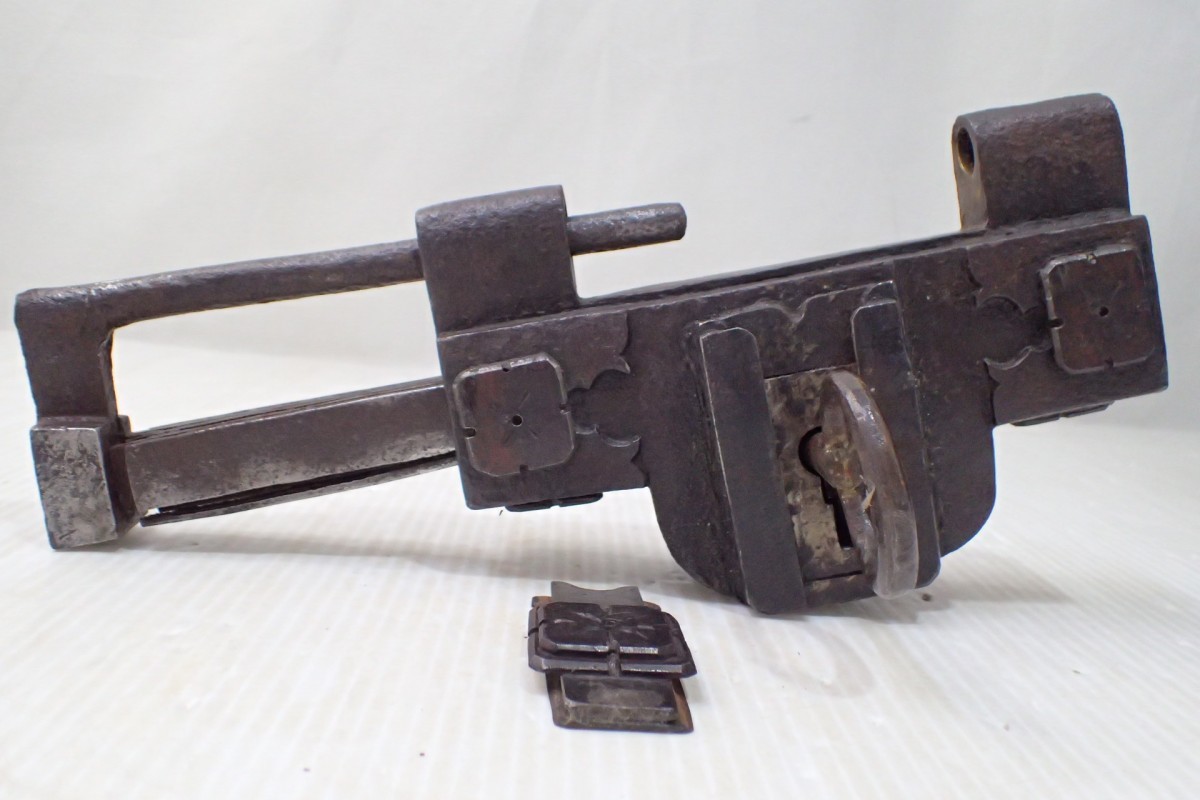 m1681 / 希少 時代物 大型 阿波錠 からくり錠 錠前 6枚バネ 鍵 カギ 蔵