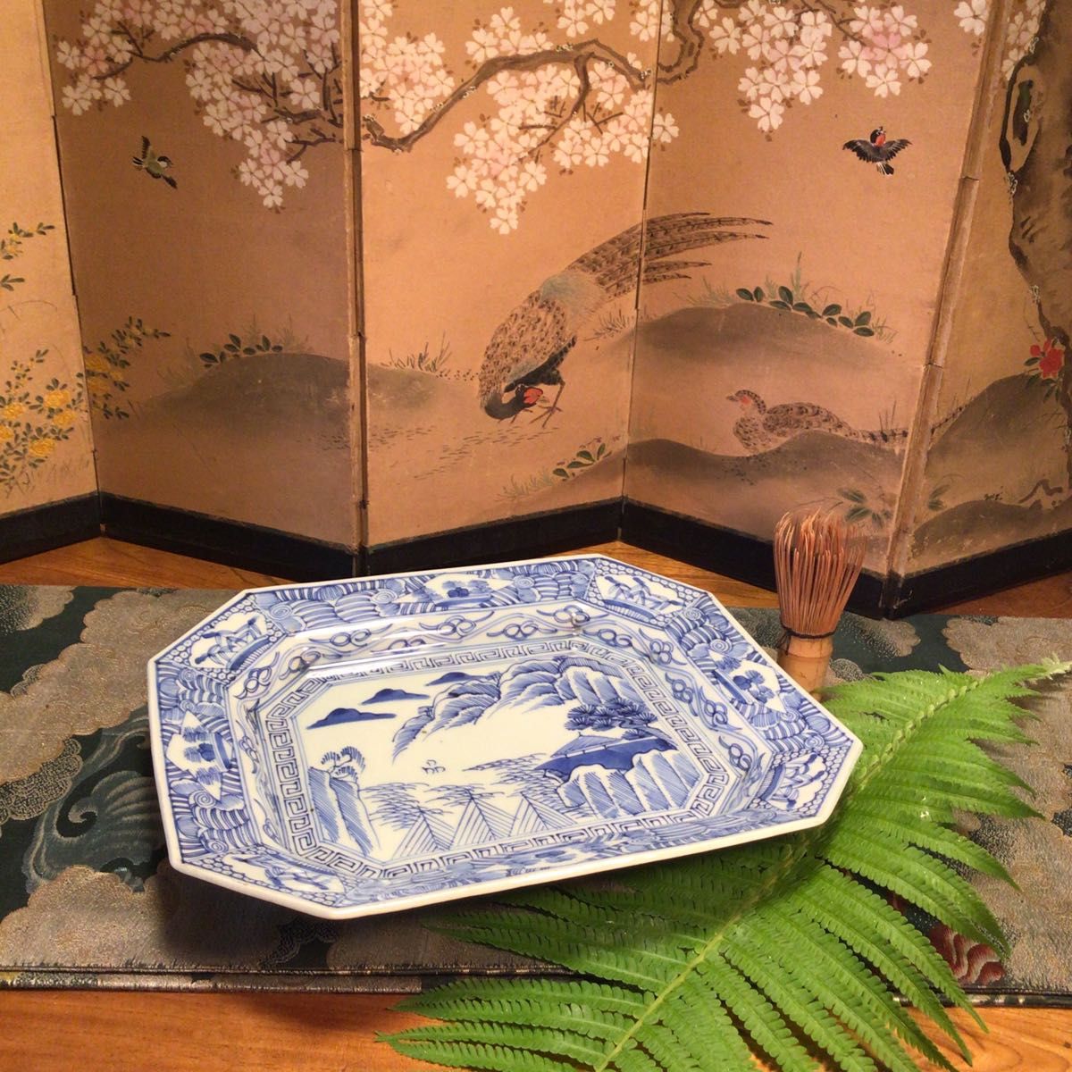 A682 古伊万里 染付 線描 見込山水紋様 窓絵に草花 角皿 隅切り A682 古伊万里 染付 線描 見込山水紋様 窓絵に草花 角皿 隅切り