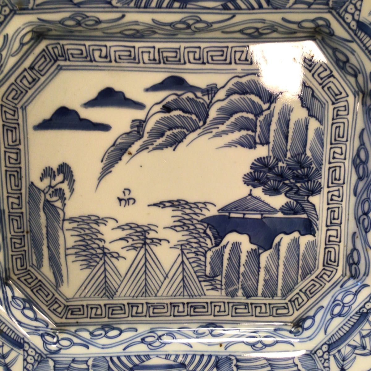 A682 古伊万里 染付 線描 見込山水紋様 窓絵に草花 角皿 隅切り A682 古伊万里 染付 線描 見込山水紋様 窓絵に草花 角皿 隅切り