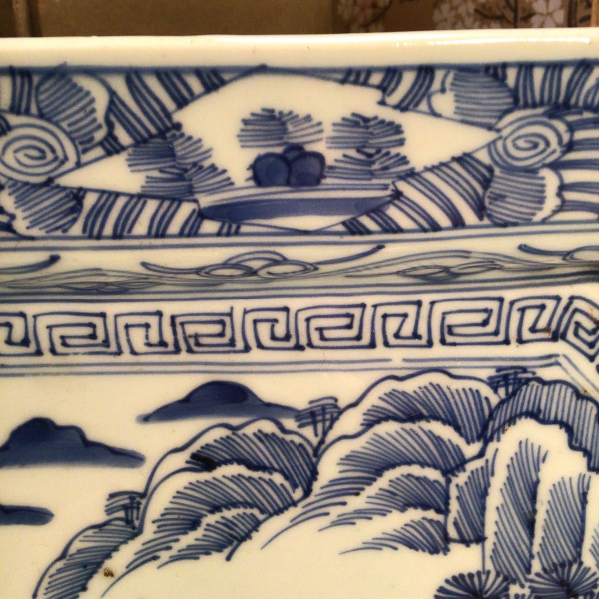 A682 古伊万里 染付 線描 見込山水紋様 窓絵に草花 角皿 隅切り A682 古伊万里 染付 線描 見込山水紋様 窓絵に草花 角皿 隅切り