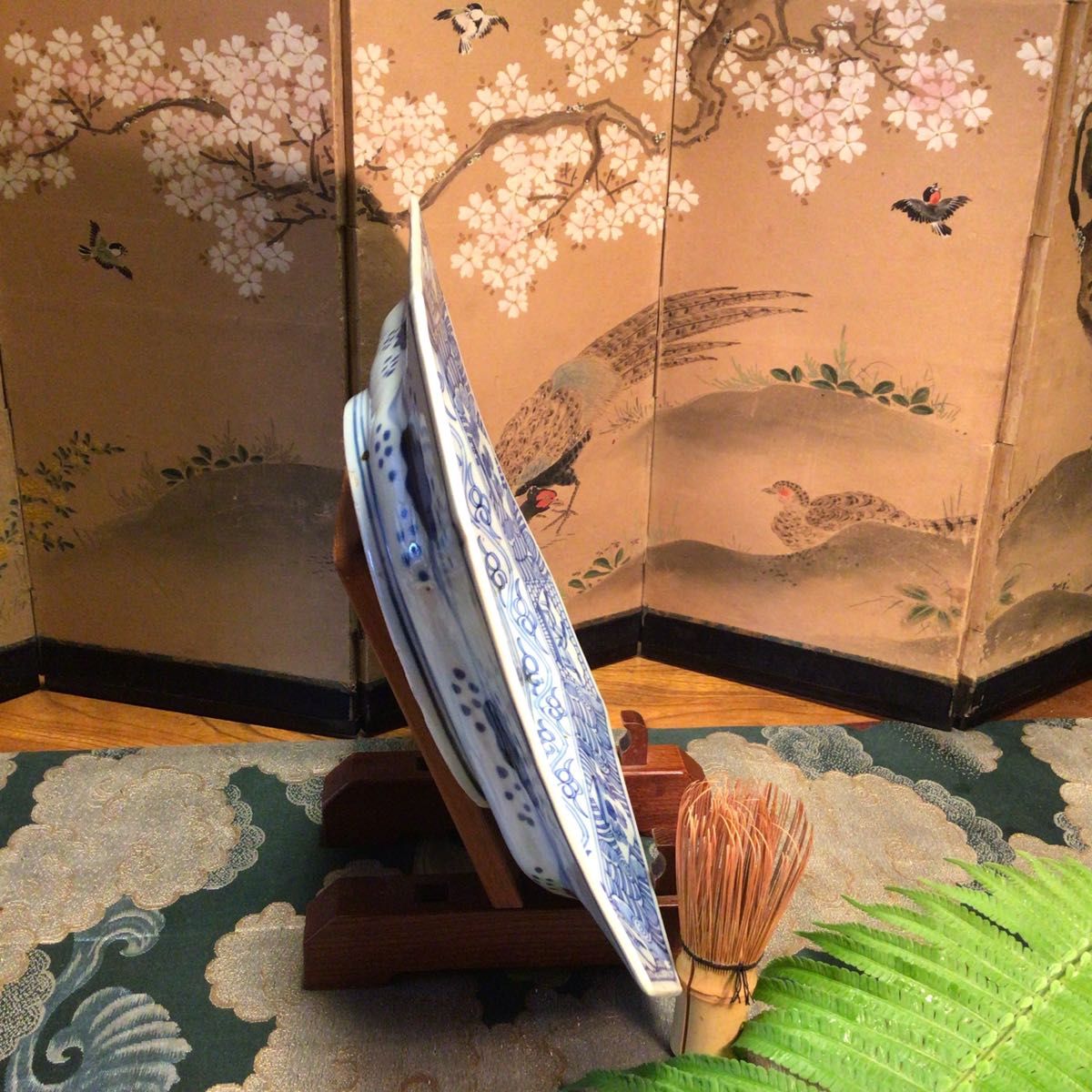A682 古伊万里 染付 線描 見込山水紋様 窓絵に草花 角皿 隅切り A682 古伊万里 染付 線描 見込山水紋様 窓絵に草花 角皿 隅切り