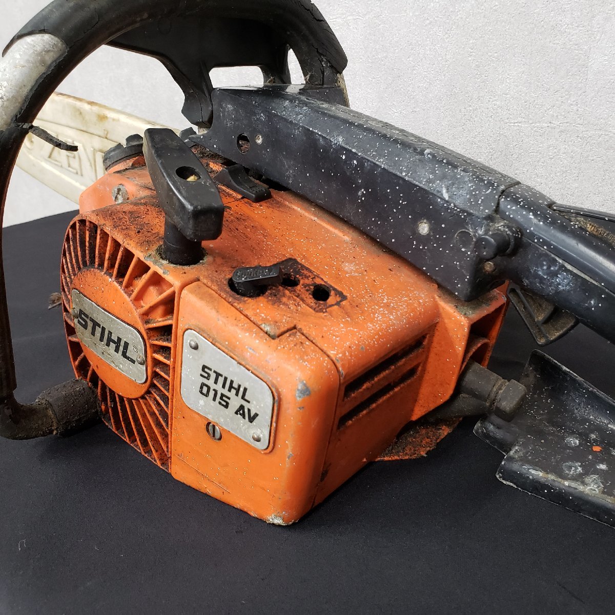 STIHL 015AV ※ジャンク エンジンチェーンソー スチール　切断機　伐採　剪定 DIY のこぎり　電動工具　部品取り　大工道具【140t2648】_画像3