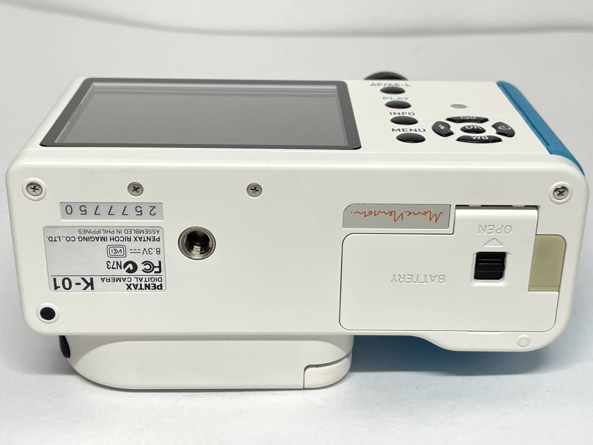 僅か1398ショット ペンタックス K-01 ボディ ホワイト×ブルー