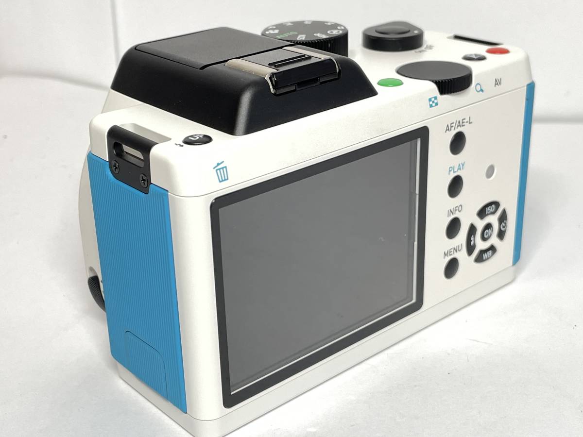 僅か1398ショット ペンタックス K-01 ボディ ホワイト×ブルー