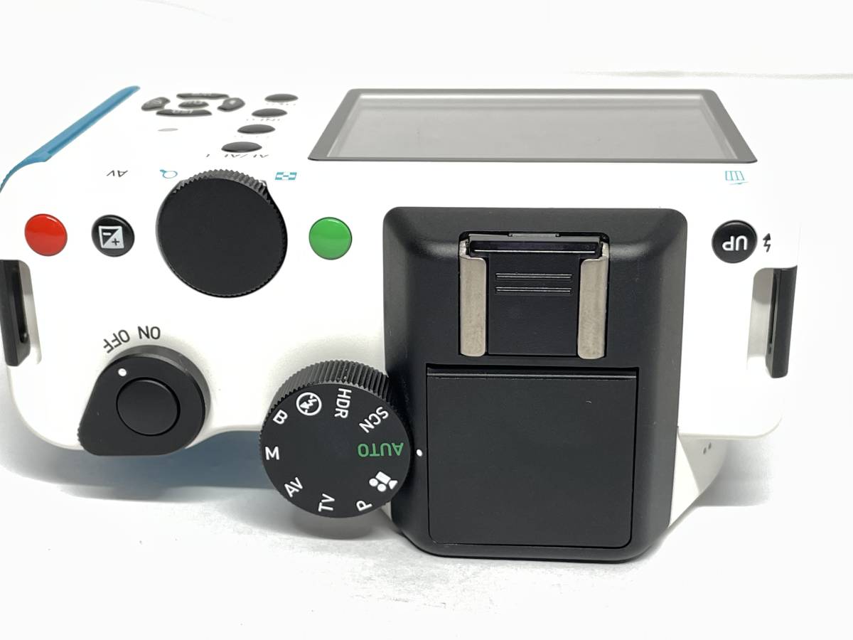 僅か1398ショット ペンタックス K-01 ボディ ホワイト×ブルー