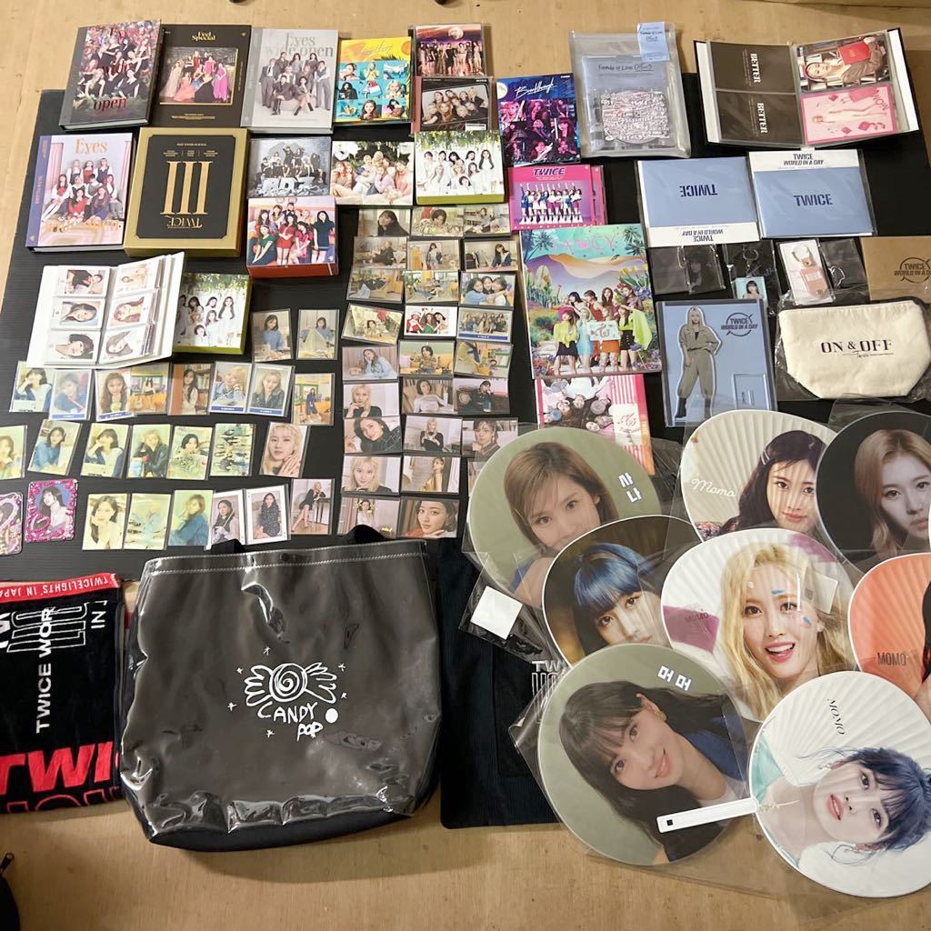 韓流 TWICE CD 18個 トレカ カード 130枚以上 うちわ9枚 バッグ タオル