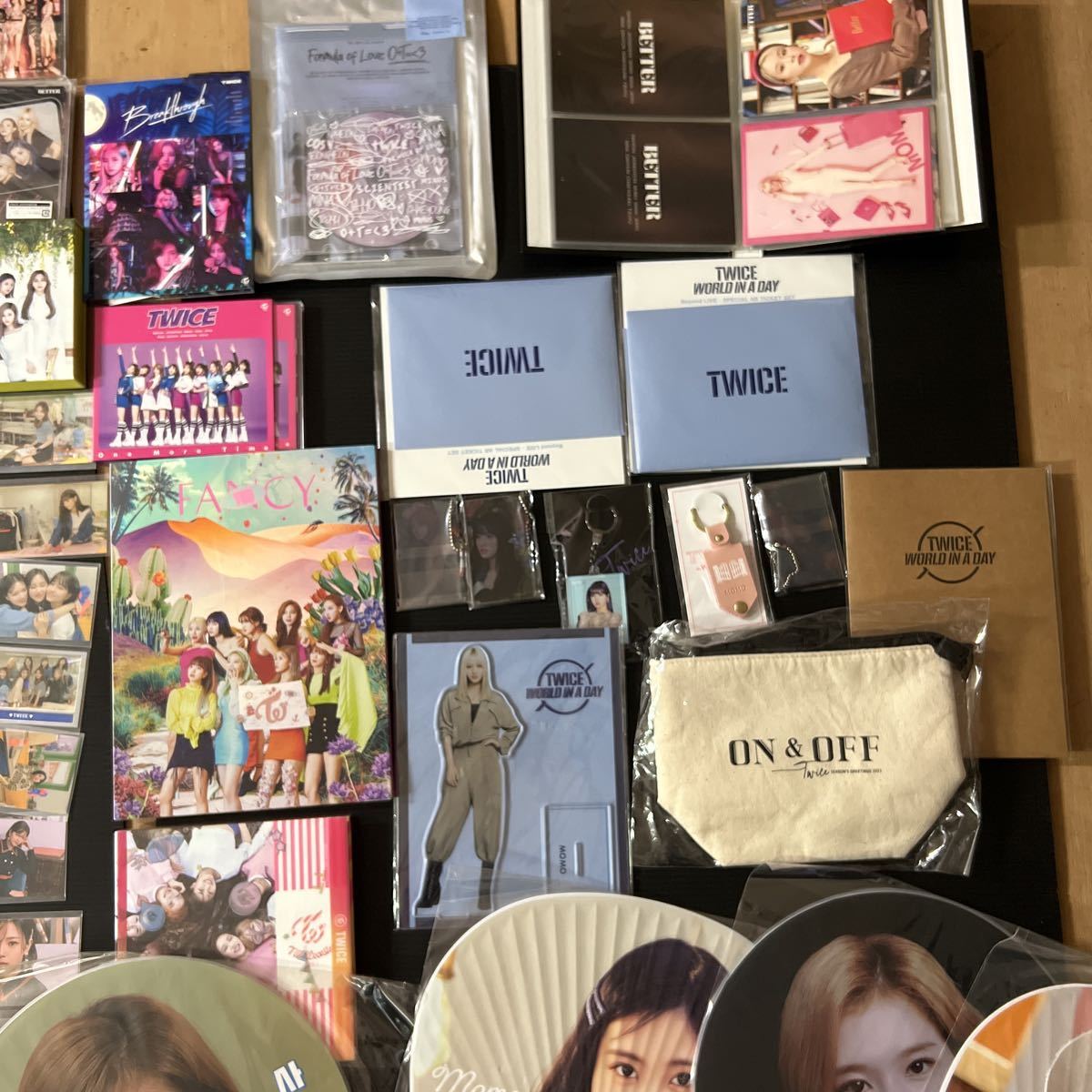韓流 TWICE CD 18個 トレカ カード 130枚以上 うちわ9枚 バッグ タオル