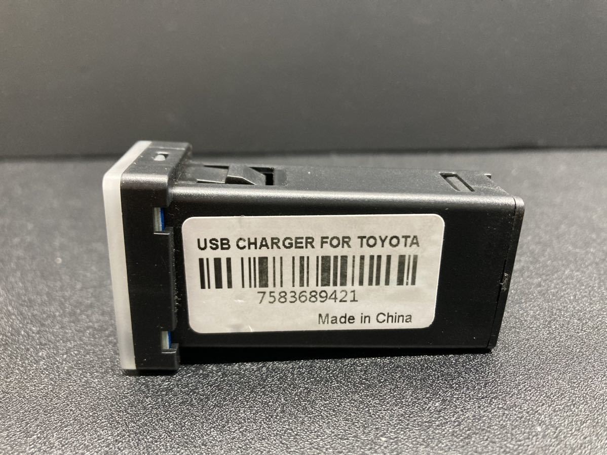 【美品】トヨタ車専用 急速充電USBポート 3.0×2ポート アイスブルーLED 【動作確認済み】の画像5