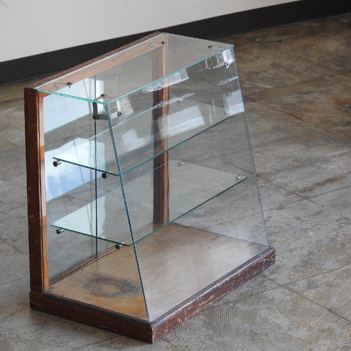 ふるい木枠の全面ガラス 前ナナメの卓上ショーケース HK-a-02286 / 古道具 無垢材 ガラスケース ガラス戸棚 パンケース