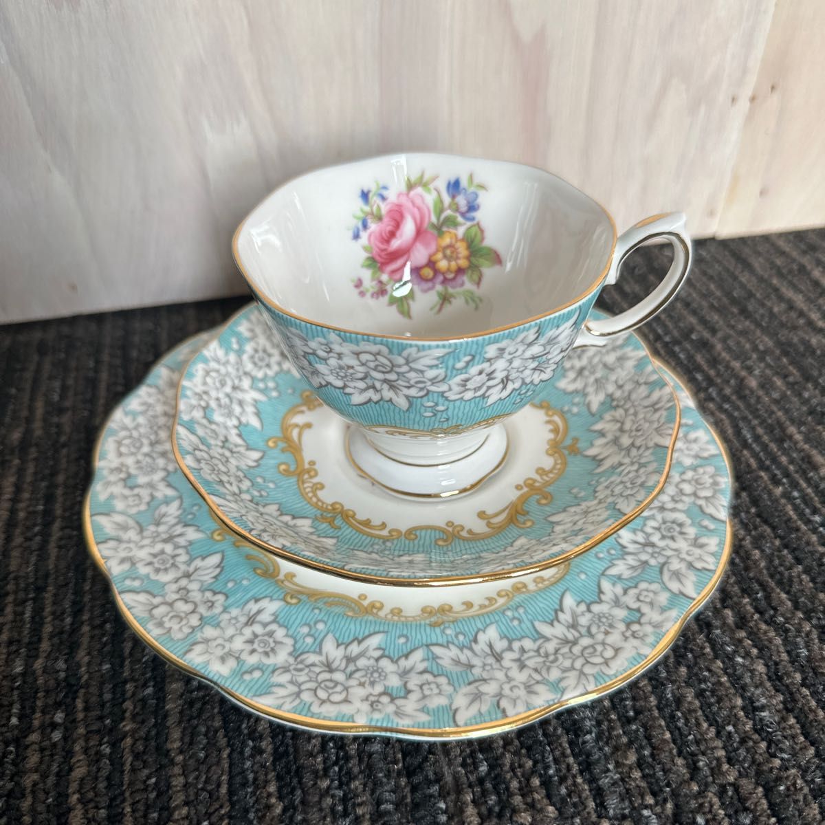 ROYAL ALBERT  英国製ロイヤルアルバート エンチャントメント　カップ&ソーサートリオ