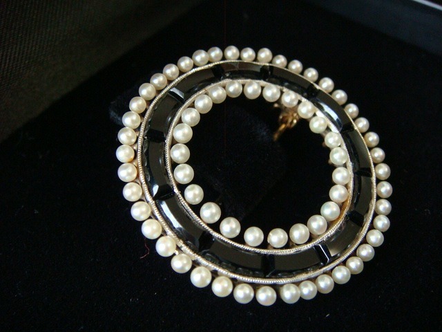 * Britain antique Circle brooch onyx & pearl 1920 year *