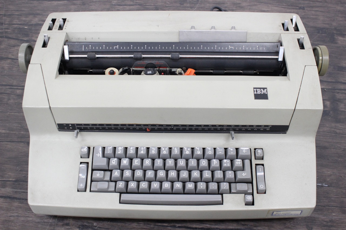 【行董】 IBM アイビーエム 電動タイプライター モデル82? 電子機器 当時物 昭和レトロ アンティーク AA569BOM25の画像2