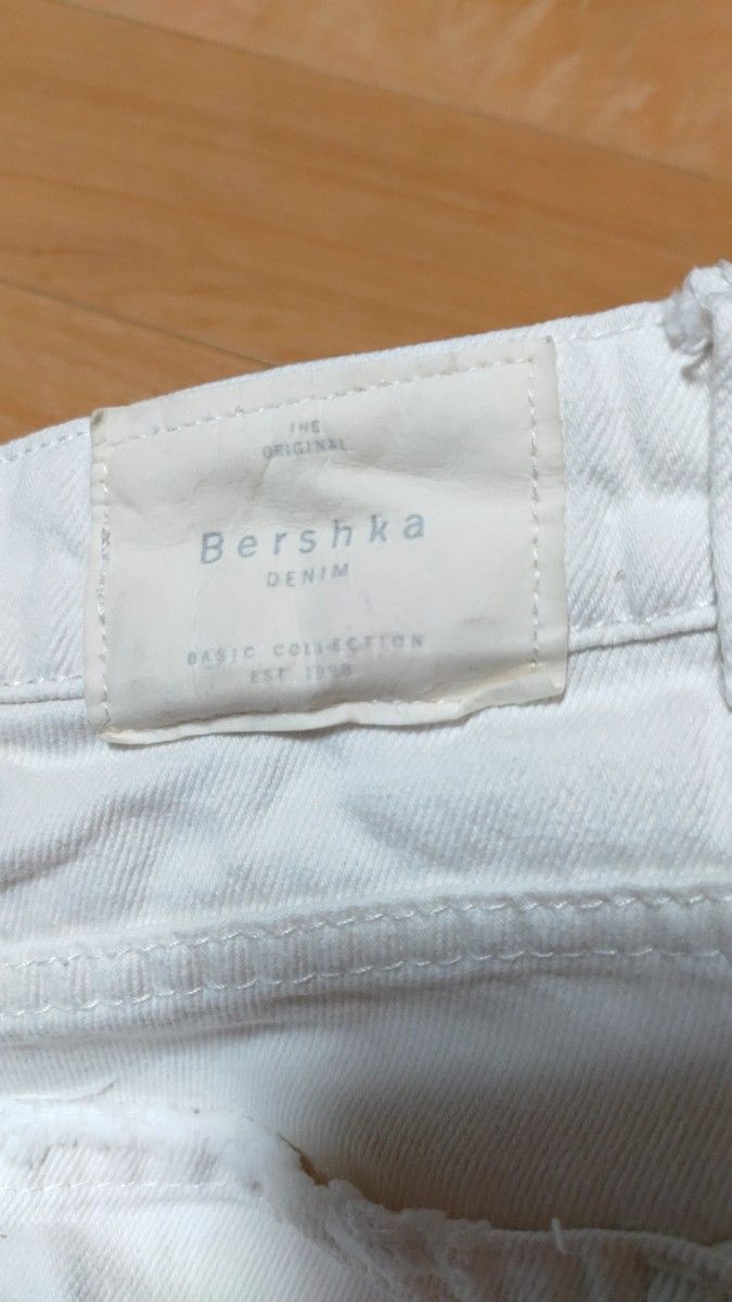 Bershka　ホワイトデニムパンツ