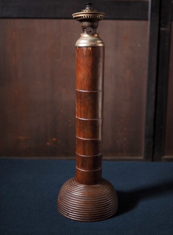 木製の古いランプ ホヤ欠品アウトレット価格 1880-90-明治時代　古録展 送料別 Dサイズ　中古 品番K17881_画像1