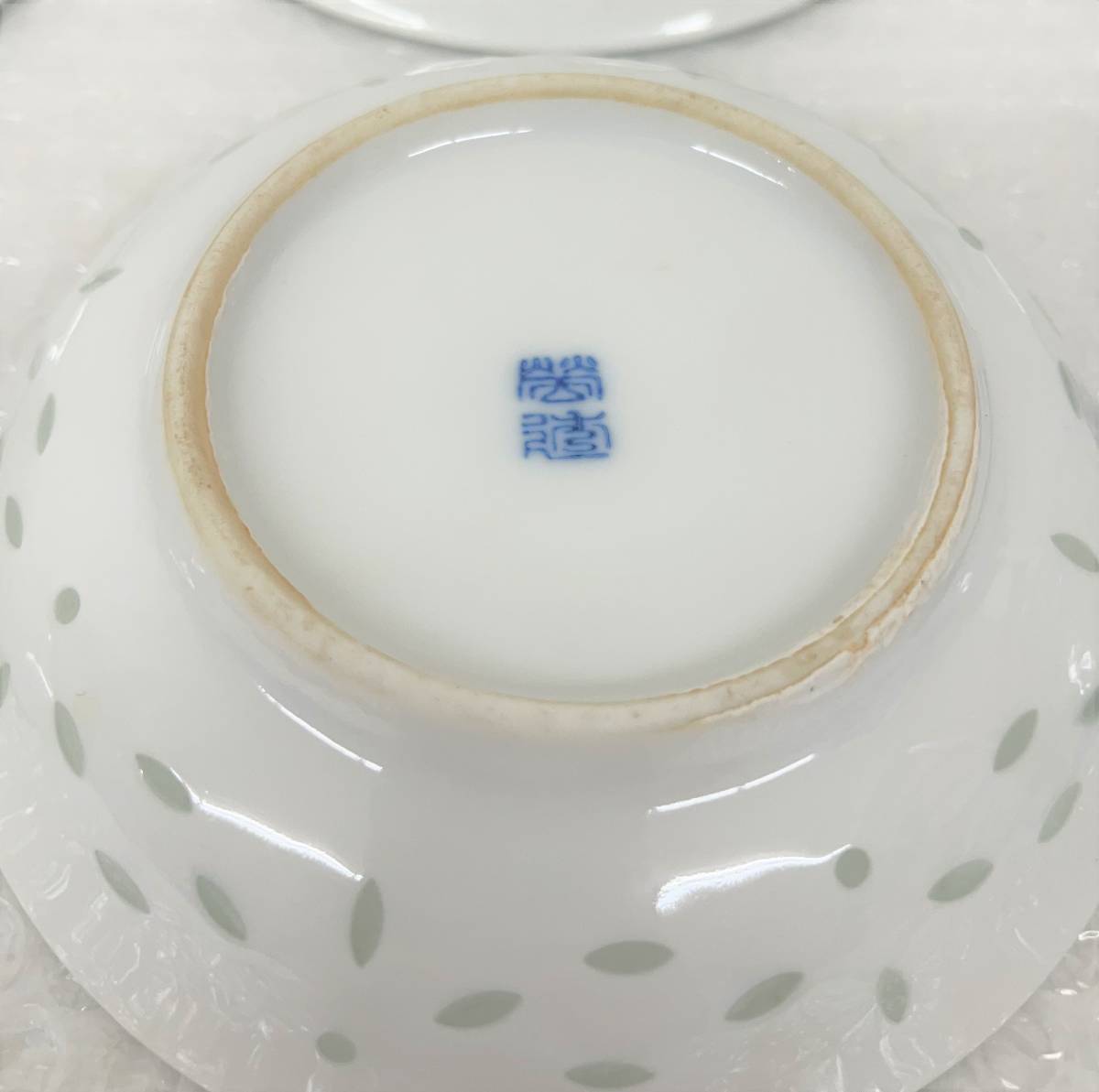 中国 景徳鎮 栄道 古玩 ＊蛍透 ほたる透かし 唐草文 草花図 ＊茶碗 2客 小皿 4客 中皿 2客 セット 2点ひび割れ有 陶器 陶芸 食器 中華 料理の画像10