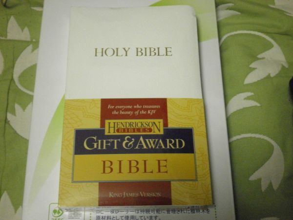 HOLY BIBLE AS HOTEL BIBLE WHIHE LEATHER-LIKE FRONT COVER AS IN VINIL NEWLY CONDITION FREESHIPMENT(minimum only) no2_画像1