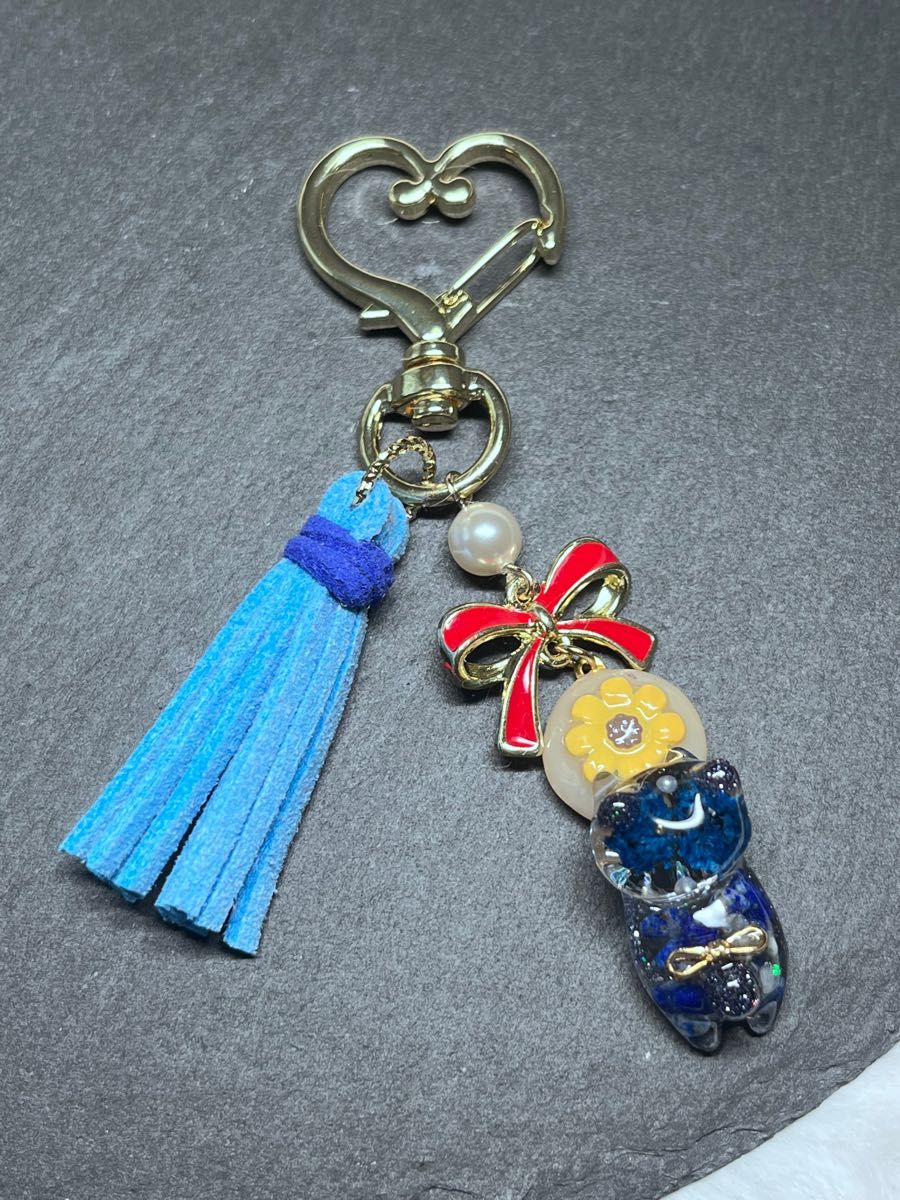 9月の誕生石ぐで猫キーホルダー ハンドメイド タッセル 天然石 ラピスラズリ