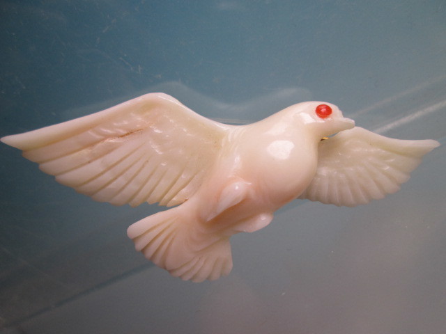 【江月】 アンティーク・K18 本珊瑚 白い鳩の彫刻の帯留め兼ブローチ 21,13g_画像1
