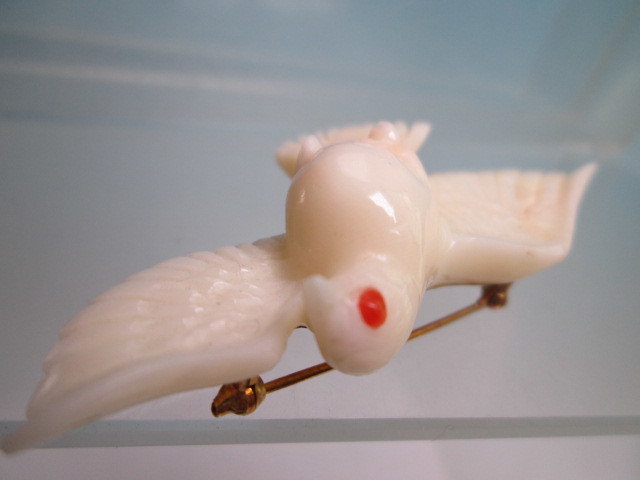 【江月】 アンティーク・K18 本珊瑚 白い鳩の彫刻の帯留め兼ブローチ 21 13g