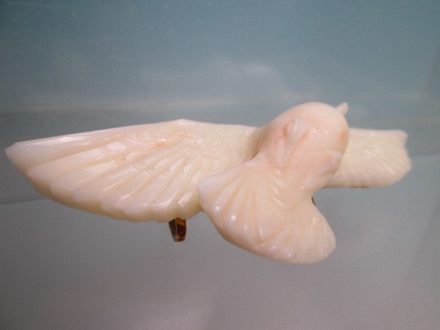【江月】 アンティーク・K18 本珊瑚 白い鳩の彫刻の帯留め兼ブローチ 21,13g_画像4