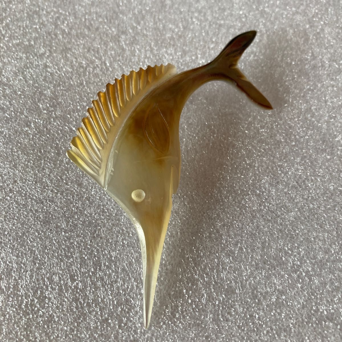 天然貝　 魚　彫刻　ブローチ　（0227）