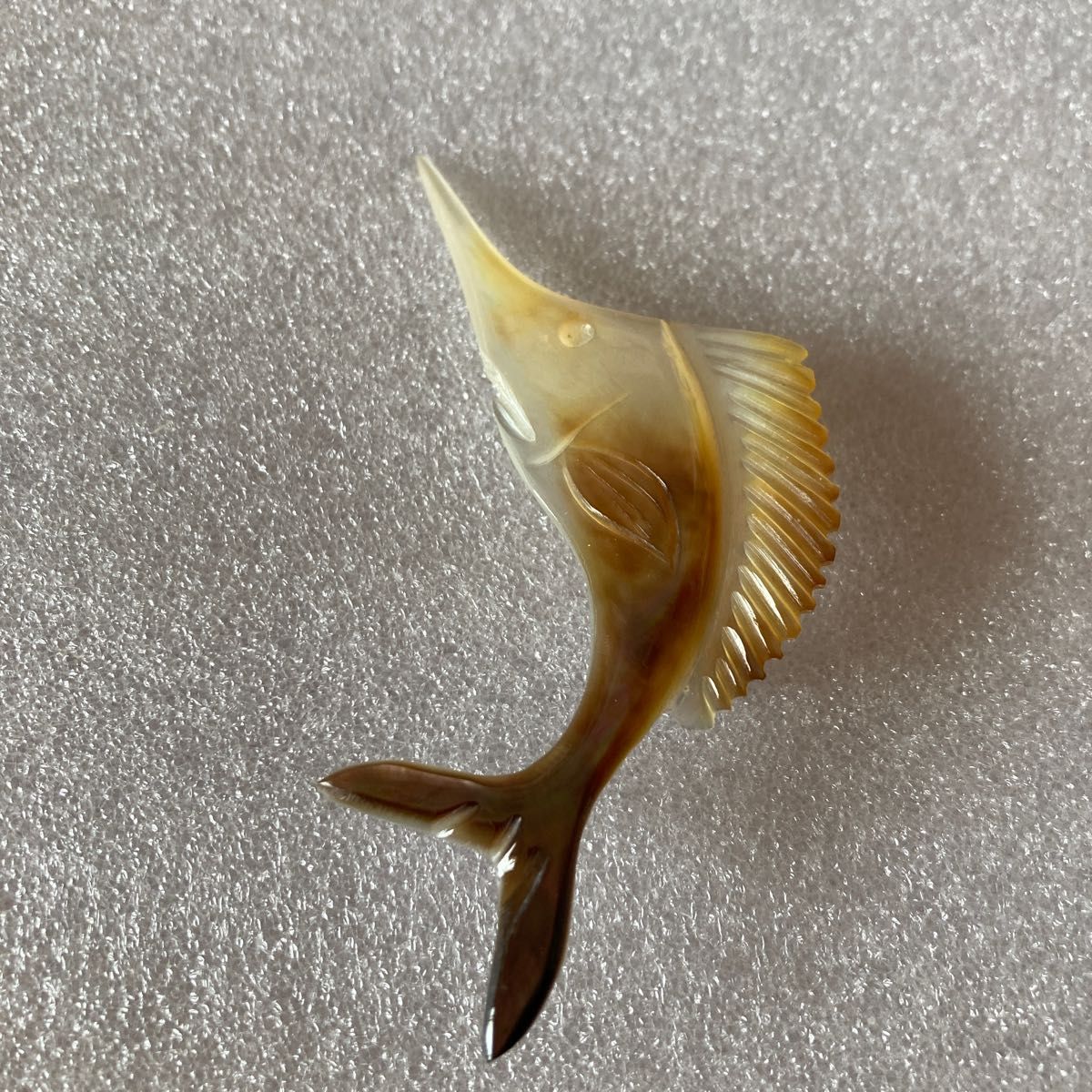 天然貝　 魚　彫刻　ブローチ　（0227）