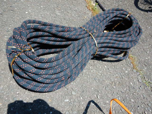 o111 程度良 ロッククライミング ロープ 登山 クライミング用 ロープ 黒系色 ★約 10㎜/55ｍ★ 命綱/ザイル ロープ/綱/高層作業ロープの画像1