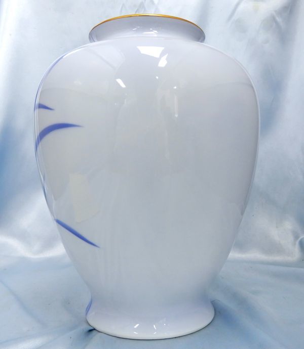 * vase * Arita . Fukagawa Seiji .. pattern white porcelain . inside . purveyor height approximately 25. tree in box . kiln blue and white ceramics storage goods 